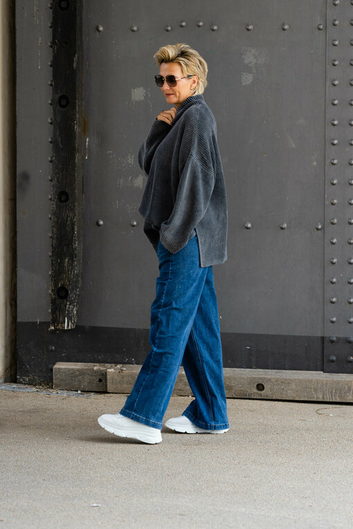 Oversized Strickpullover "FANJA" black (CC07) / Wide Leg Jeans "YIBBI" dark blue (H36)