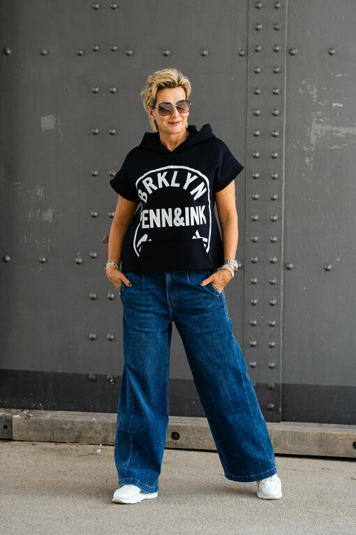 Kurzarm Hoodie “GETTY” black/ecru (PI96)/ Wide Leg Jeans "YIBBI" dark blue (H36)