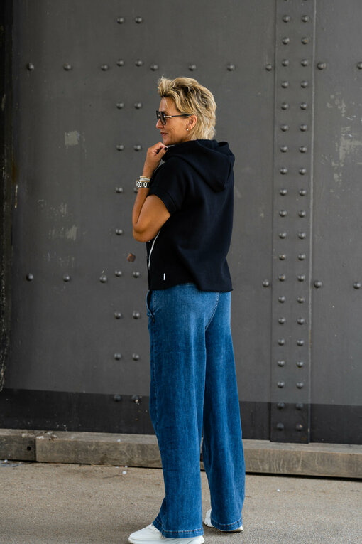 Kurzarm Hoodie “GETTY” black/ecru (PI96)/ Wide Leg Jeans "YIBBI" dark blue (H36)