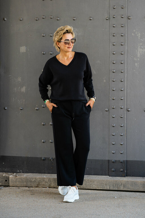 V-Neck Sweater "SVETLANA" black (10D17) / Flared Jogger "OLGA" black (10D03)