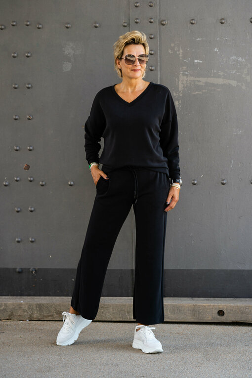 V-Neck Sweater "SVETLANA" black (10D17) / Flared Jogger "OLGA" black (10D03)