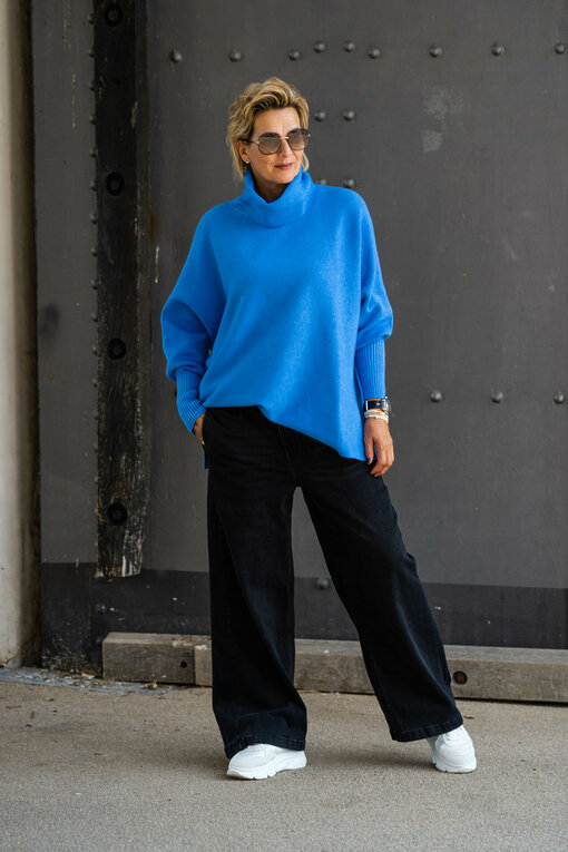 Oversized Strickpulli "SOPHIA" blau (GW205) / Wide Leg Jeans "YIBBI" black (H36)