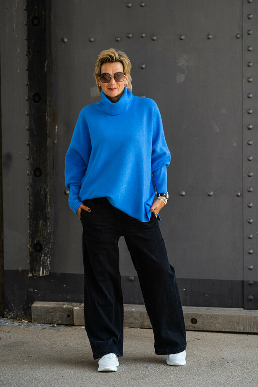 Oversized Strickpulli "SOPHIA" blau (GW205) / Wide Leg Jeans "YIBBI" black (H36)