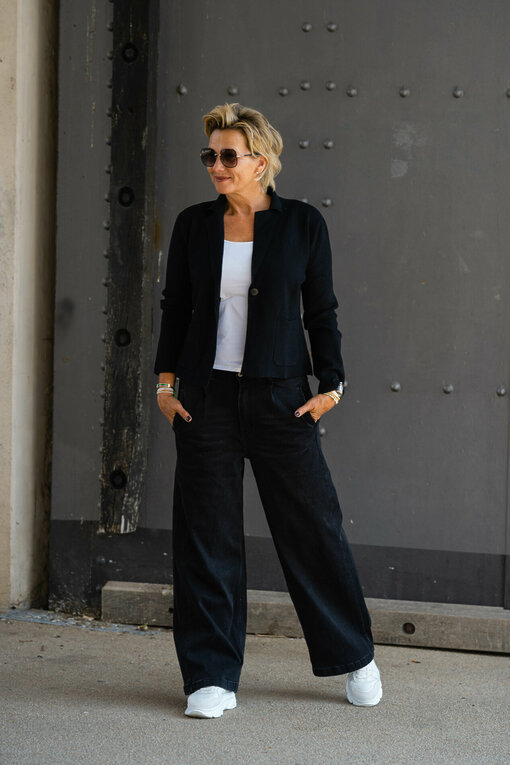 Feinstrick Blazer "TANJA" schwarz (GW208) / Wide Leg Jeans "YIBBI" black (H36)