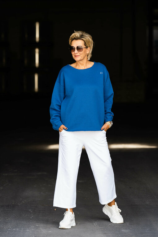 Statement Sweater "CLARICE" true blue (10D87) /  Culotte-Joggerhose “PRIA” weiß (H40)