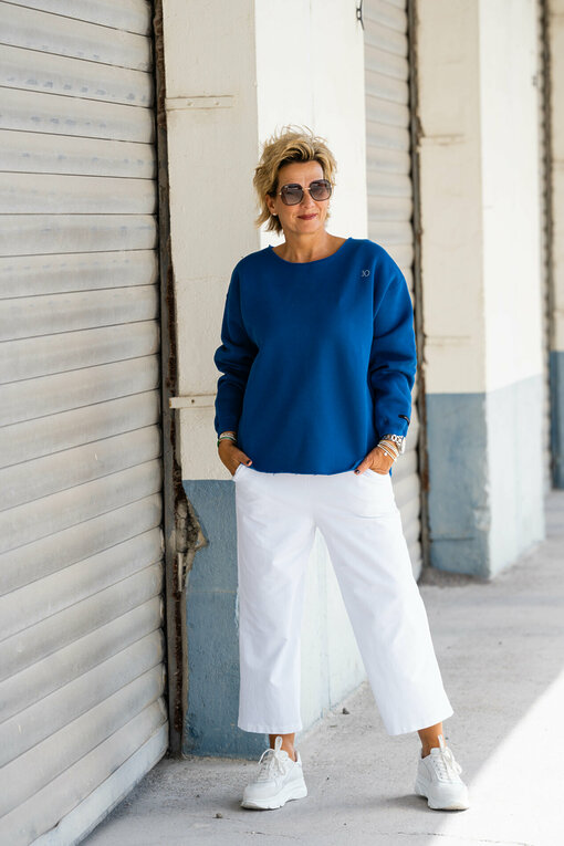 Statement Sweater "CLARICE" true blue (10D87) /  Culotte-Joggerhose “PRIA” weiß (H40)