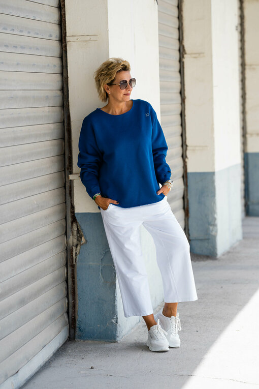 Statement Sweater "CLARICE" true blue (10D87) /  Culotte-Joggerhose “PRIA” weiß (H40)