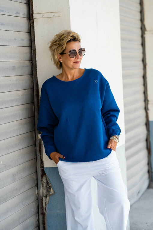 Statement Sweater "CLARICE" true blue (10D87) /  Culotte-Joggerhose “PRIA” weiß (H40)