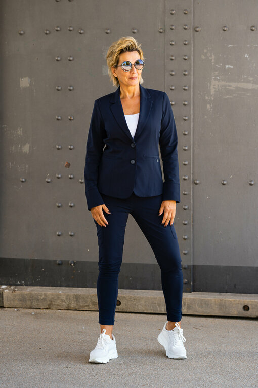 Blazer "MANJA" marine (TQ11) / Bequeme Cargo-Pants “KARIN” marine (TQ04) / Elegante Sonnenbrille "LYNN" black leo (PBK03)