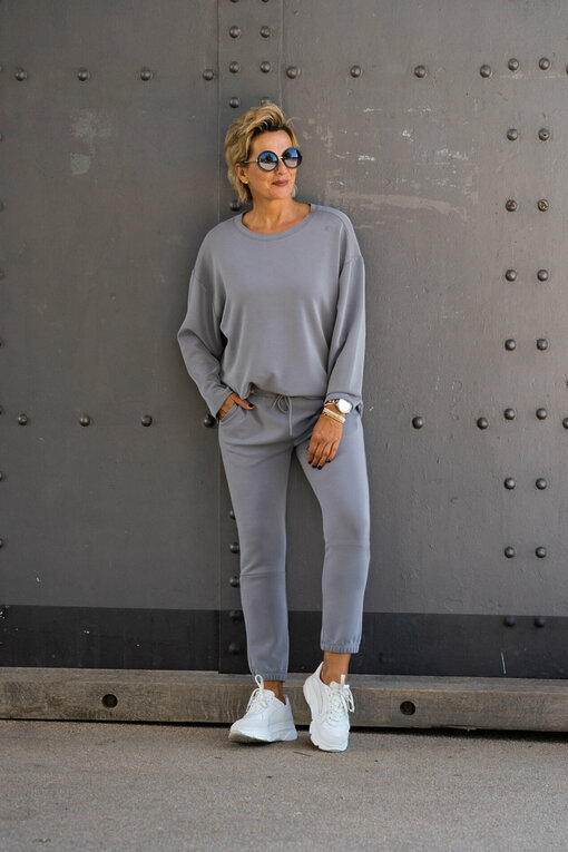 Cropped Jogger “CLEA” graphite (10D119) / Relaxed Fit Longsleeve "DANA" graphite (10D120) /  Elegante Sonnenbrille "BRITT" black (PBK02)