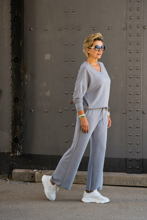 V-Neck Sweater "SVETLANA" graphite (1 / Flared Jogger "OLGA" graphite (10D03) /  Elegante Sonnenbrille "BRITT" black (PBK02)