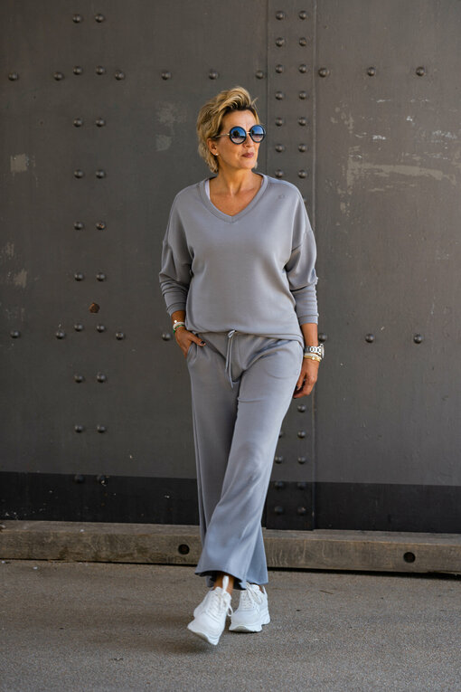 V-Neck Sweater "SVETLANA" graphite (10D17) / Flared Jogger "OLGA" graphite (10D03) /  Elegante Sonnenbrille "BRITT" black (PBK02)