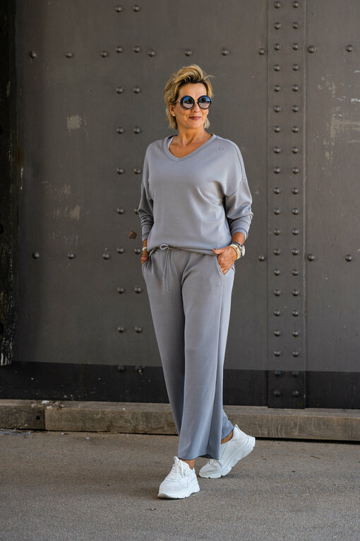 V-Neck Sweater "SVETLANA" graphite (10D17) / Flared Jogger "OLGA" graphite (10D03) / Elegante Sonnenbrille "BRITT" black (PBK02)