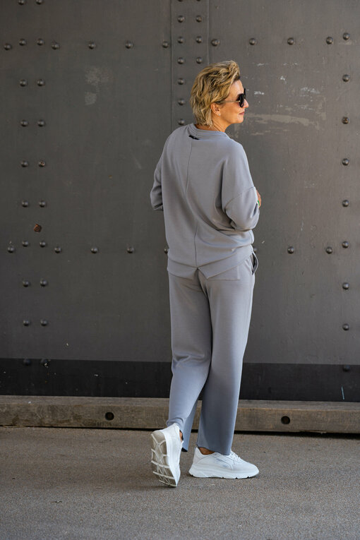 V-Neck Sweater "SVETLANA" graphite (10D17) / Flared Jogger "OLGA" graphite (10D03)