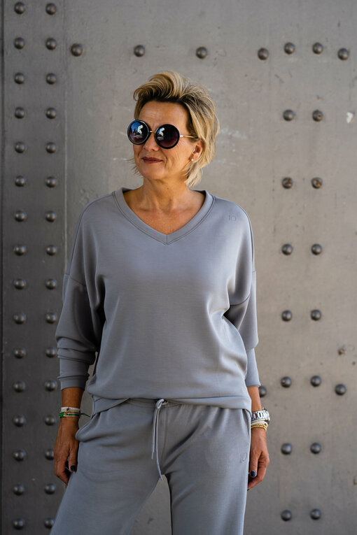 V-Neck Sweater "SVETLANA" graphite (10D17) /  Elegante Sonnenbrille "BRITT" black (PBK02)