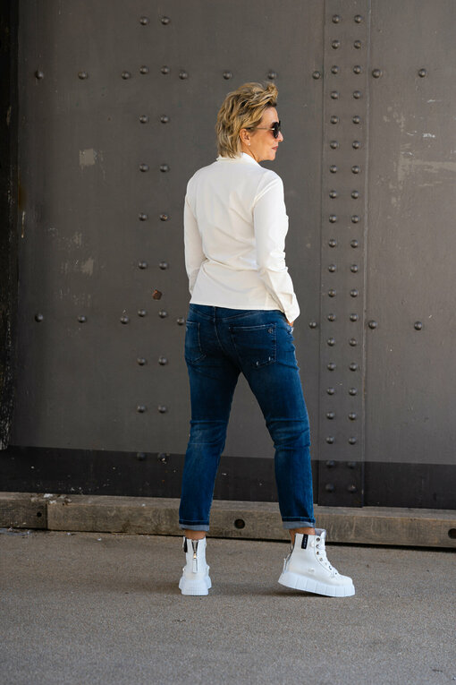 Elastische Bluse "BLUEBELL" white (TQ14) / Jeans “LEONA” – queen blue (ER06)