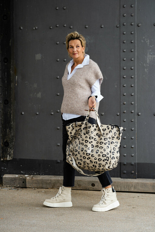 Weekend Bag Leopard “LUCIA” (10D58) / Bezaubernder Pullunder "SENSIBLE" (MSC28) / Jeans "FATIQUE" - worthy (HL53)/ Teilelastische Hemdbluse “MARRY” (HB01)