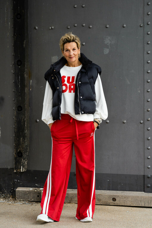 Coole Ladies – Jogger “PENNI” red (ER42) / Kurze Daunenweste “VANESSA” black (WB01) / Cooler Sweater "SUNDAY" ecru/rot (GW25)