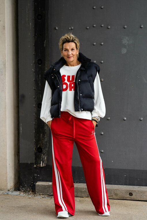 Coole Ladies – Jogger “PENNI” red (ER42) / Kurze Daunenweste “VANESSA” black (WB01) / Cooler Sweater "SUNDAY" ecru/rot (GW25)