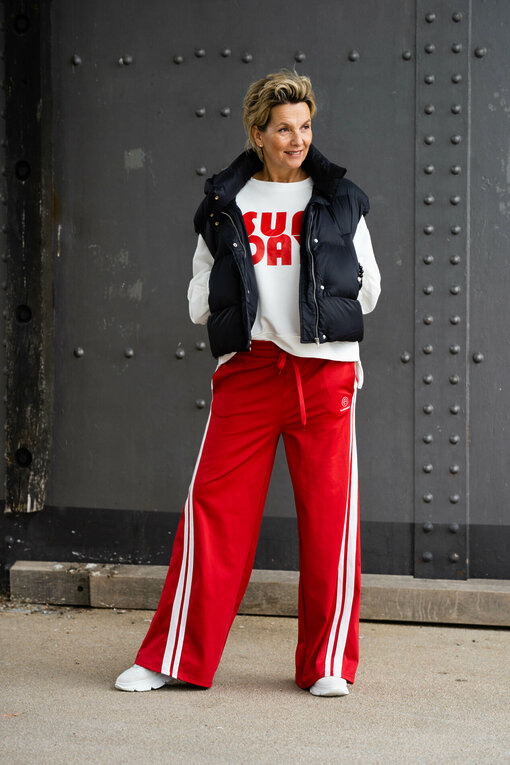 Coole Ladies – Jogger “PENNI” red (ER42) / Kurze Daunenweste “VANESSA” black (WB01) / Cooler Sweater "SUNDAY" ecru/rot (GW25)