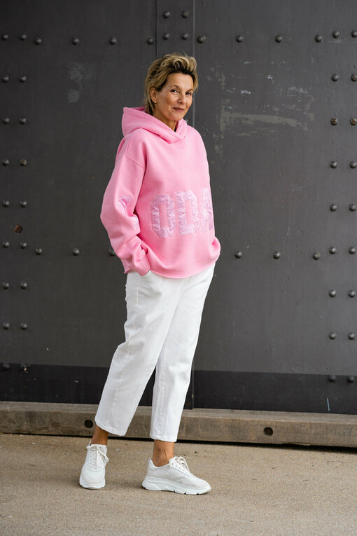 Statement Hoodie “ELIN” pink (10D106) / Chinohose “BETHANY” wollweiß (H37)