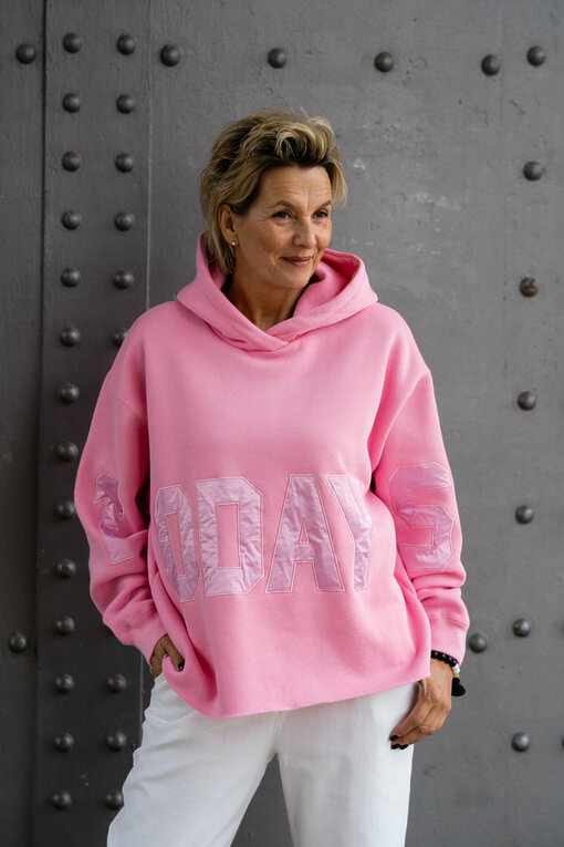 Statement Hoodie “ELIN” pink (10D106) / Chinohose “BETHANY” wollweiß (H37)