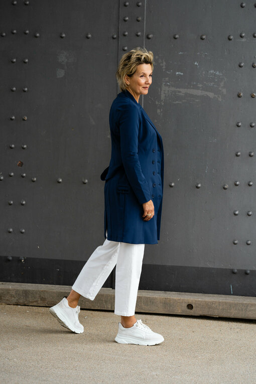 Trenchcoat “DANDELION” navy (TQ08) / Chinohose “BETHANY” wollweiß (H37)