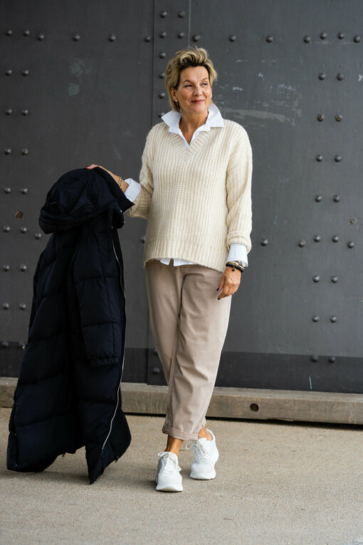 Weicher Strickpullover "LOTTINA" chalk (HL48) / Vollelastische Hemdbluse "INGRID" (HB03)/ Jeans "BROOKE" beige (HL21)