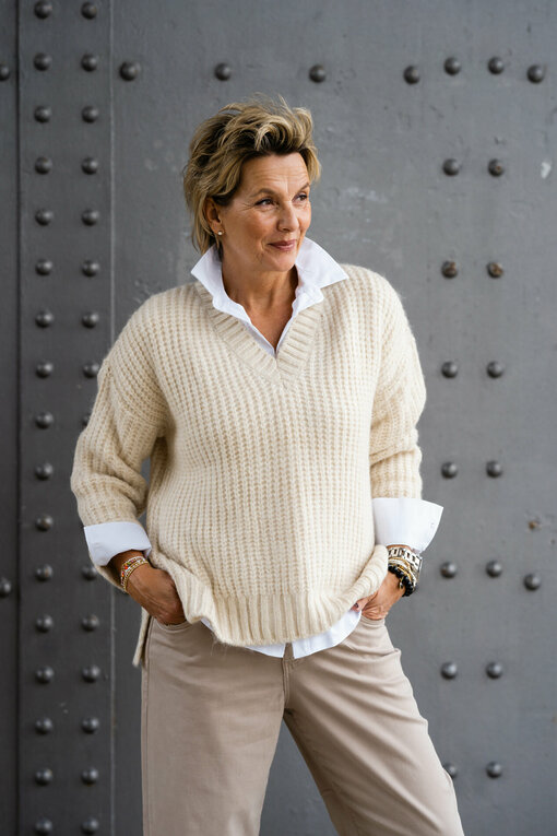 Weicher Strickpullover "LOTTINA" chalk (HL48) / Vollelastische Hemdbluse "INGRID" (HB03)/ Jeans "BROOKE" beige (HL21)