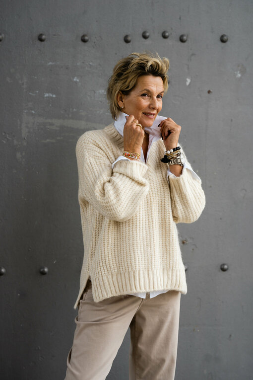 Weicher Strickpullover "LOTTINA" chalk (HL48) / Vollelastische Hemdbluse "INGRID" (HB03)/ Jeans "BROOKE" beige (HL21)