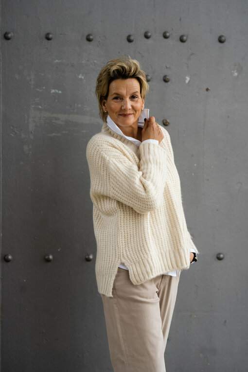 Weicher Strickpullover "LOTTINA" chalk (HL48) / Vollelastische Hemdbluse "INGRID" (HB03)/ Jeans "BROOKE" beige (HL21)