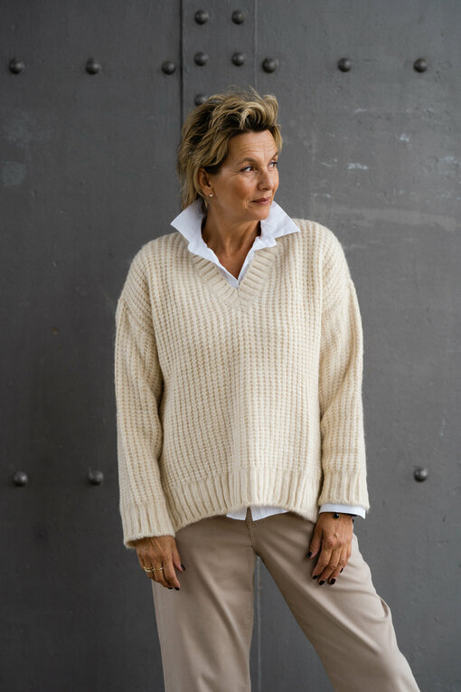 Weicher Strickpullover "LOTTINA" chalk (HL48) / Vollelastische Hemdbluse "INGRID" (HB03)/ Jeans "BROOKE" beige (HL21)