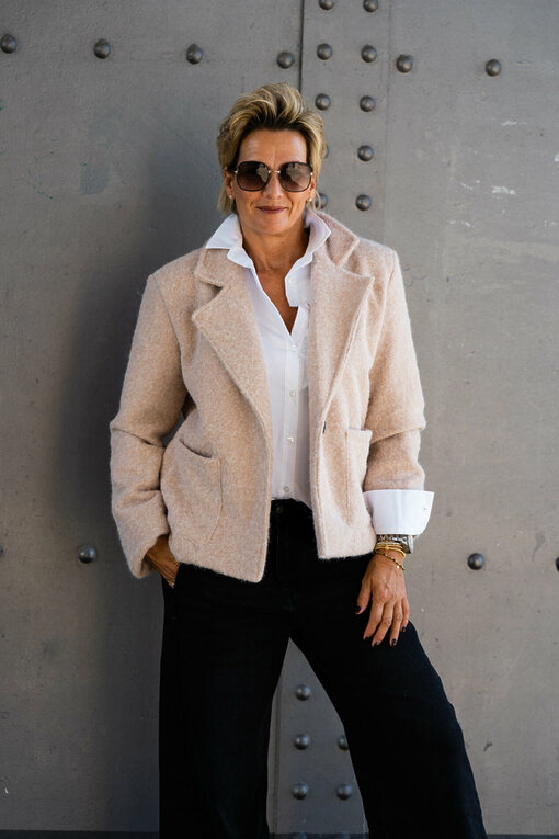 Stylische Jacke "ANOUSHKA" dunkelgrau (GW73) / Wide Leg Jeans "YIBBI" beige (H36) / Bluse "INGRID" weiß (HB03)