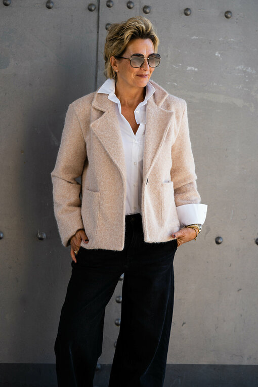 Stylische Jacke "ANOUSHKA" dunkelgrau (GW73) / Wide Leg Jeans "YIBBI" beige (H36) / Bluse "INGRID" weiß (HB03)