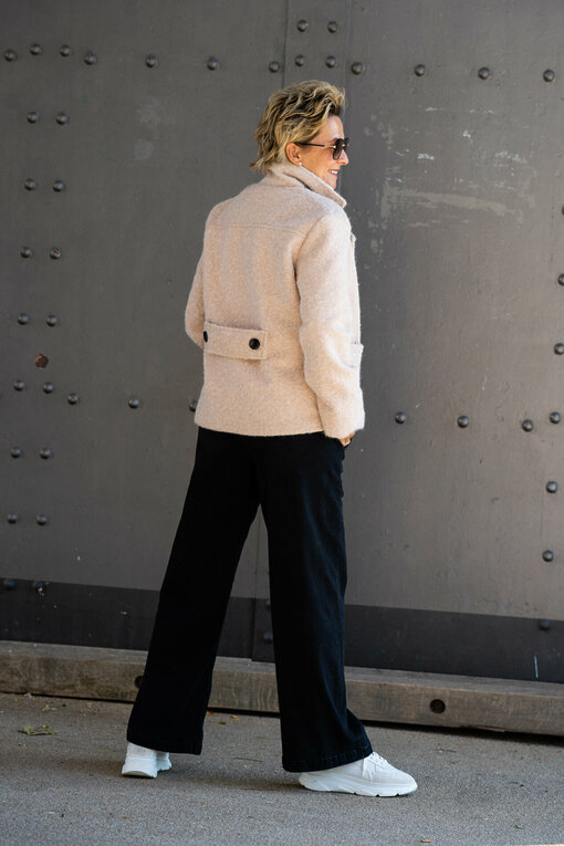 Stylische Jacke "ANOUSHKA" dunkelgrau (GW73) / Wide Leg Jeans "YIBBI" beige (H36) / Bluse "INGRID" weiß (HB03)