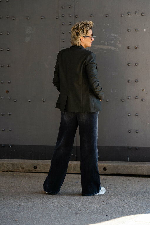 Blazer "LEYA" pine tree herringbone (ER24)/Weste "ANKA" schwarz (GW55) / Jeans “KALEA” - silent great grey (ER20)