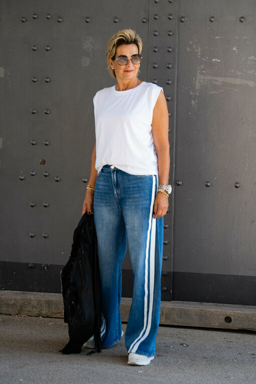 Jeans mit Streifen "TAMEA STRIPES" - city blue (ER19) /Shirt “TAMIRA” white (PI89) / Lederjacke “RIHANNA” (GW02)