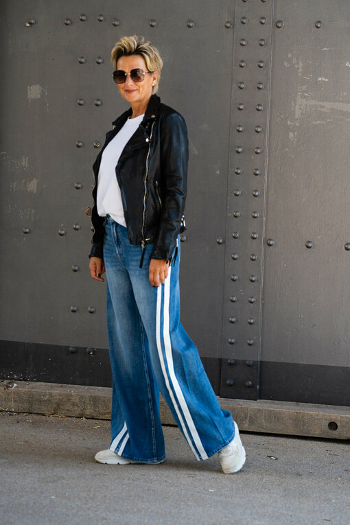 Jeans mit Streifen "TAMEA STRIPES" - city blue (ER19) /Shirt “TAMIRA” white (PI89) / Lederjacke “RIHANNA” (GW02)