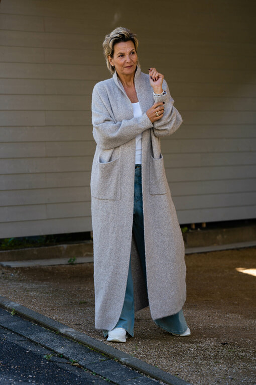 Cardigan “RAPHAELA” taupe (GW232/ Langarmshirt “DANIELA” (BA05)/ Wide Leg Jeans “RYLEE” – vintage blue (GB08)