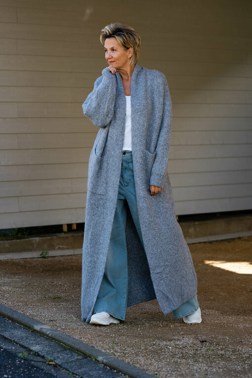 Cardigan “RAPHAELA” grey (GW232/ Langarmshirt “DANIELA” (BA05)/ Wide Leg Jeans “RYLEE” – vintage blue (GB08)