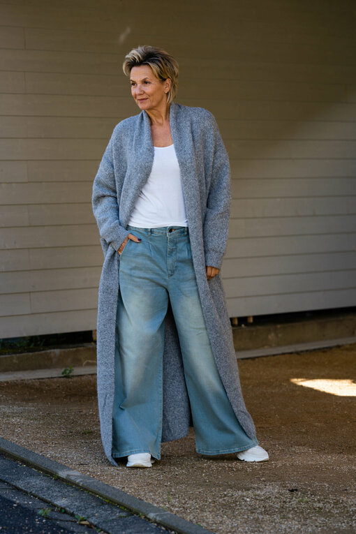 Cardigan “RAPHAELA” grey (GW232/ Langarmshirt “DANIELA” (BA05)/ Wide Leg Jeans “RYLEE” – vintage blue (GB08)