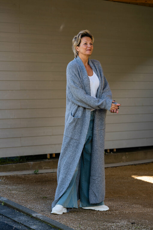 Cardigan “RAPHAELA” grey (GW232/ Langarmshirt “DANIELA” (BA05)/ Wide Leg Jeans “RYLEE” – vintage blue (GB08)