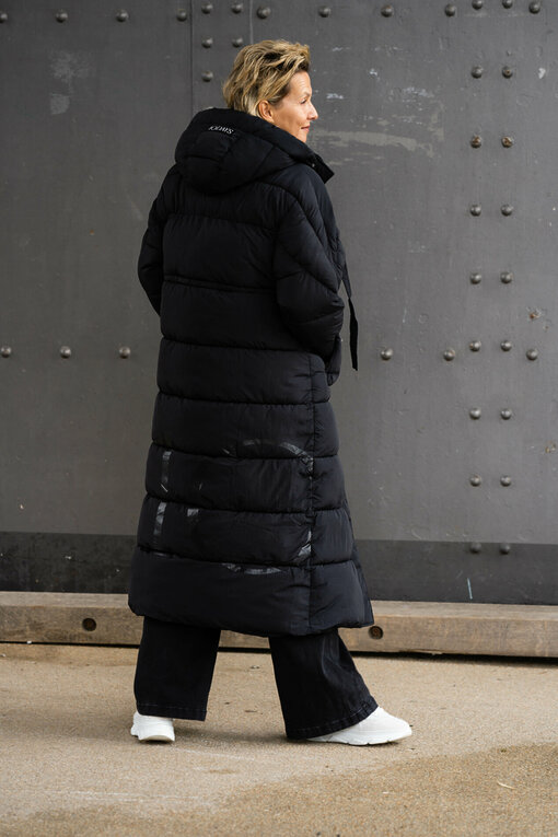 Long Puffer Jacket “OLIVIA” (10D81)/ Langarmshirt “DANIELA” schwarz (BA05) Wide Leg Jeans “YIBBI” black (H36)/