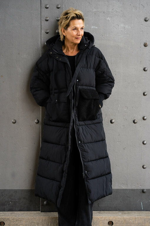 Long Puffer Jacket “OLIVIA” (10D81)/ Langarmshirt “DANIELA” schwarz (BA05) Wide Leg Jeans “YIBBI” black (H36)/