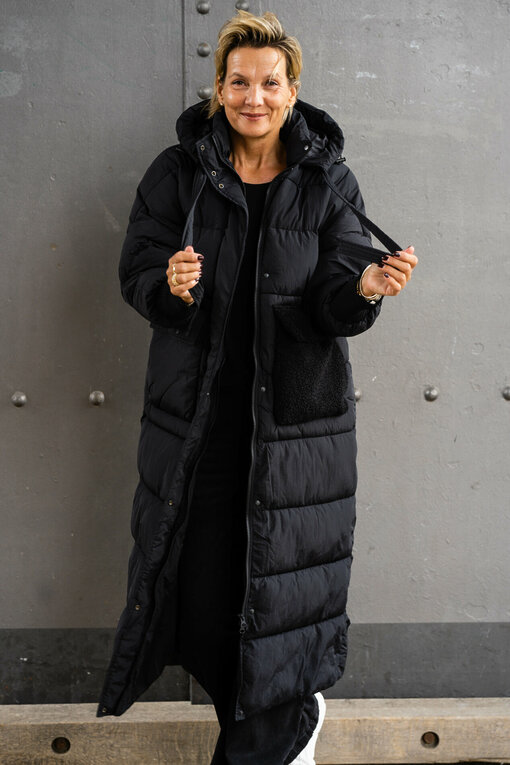 Long Puffer Jacket “OLIVIA” (10D81)/ Langarmshirt “DANIELA” schwarz (BA05) Wide Leg Jeans “YIBBI” black (H36)/