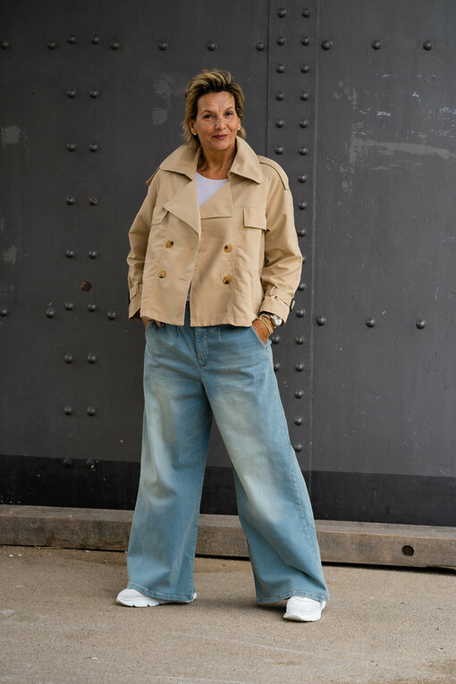 Trenchcoat “CASSANDRA” (GW71)/ Langarmshirt “DANIELA” (BA05)/ Jeans “RYLEE” – vintage blue (GB08)