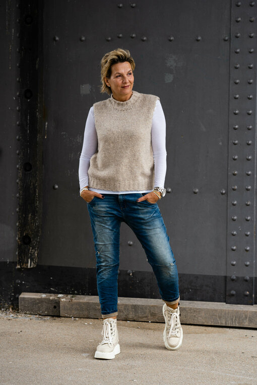 Pullunder “UTA” sand (GW75)/ Langarmshirt “DANIELA” (BA05)/ Jeans “SUANA” jeansblau (H09)