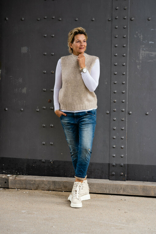 Pullunder “UTA” sand (GW75)/ Langarmshirt “DANIELA” (BA05)/ Jeans “SUANA” jeansblau (H09)