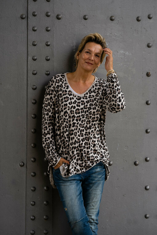 Leo-Langarm-Shirt “ULRIKE” (BA16)/ Jeans “SUANA” jeansblau (H09)