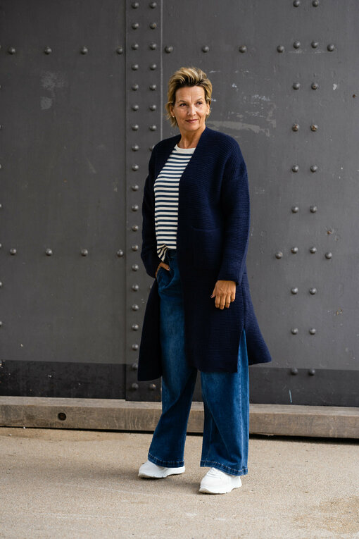 Strickcardigan “BETTY” navy (GW52)/ Shirt “FRANZISKA” (BA42)/ Jeans “YIBBI” dark blue (H36)